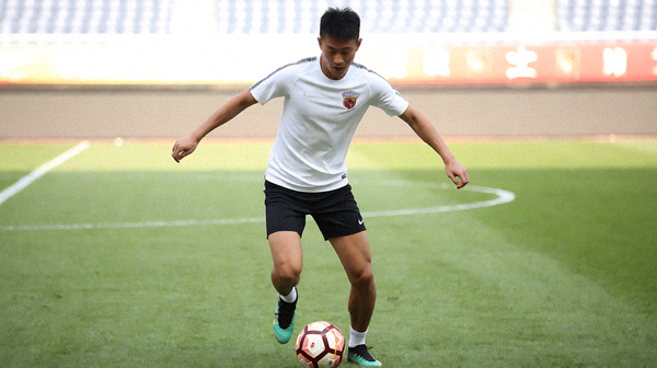 足球运动员在训练场进行体能和控球训练
